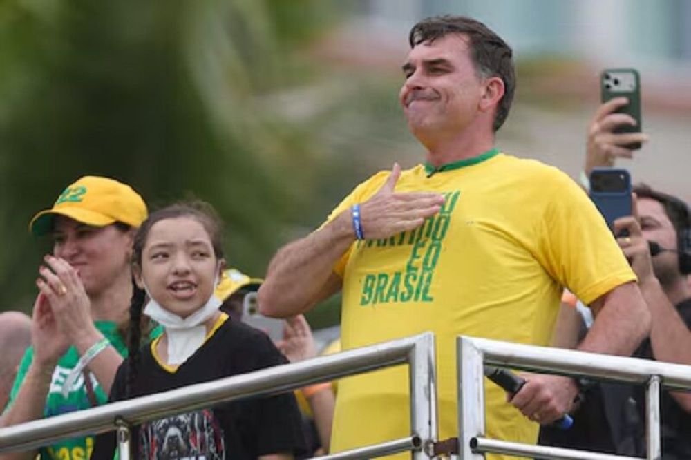 Pesquisa Ipespe aponta Flávio com 52,7% e Lula com 47,3%