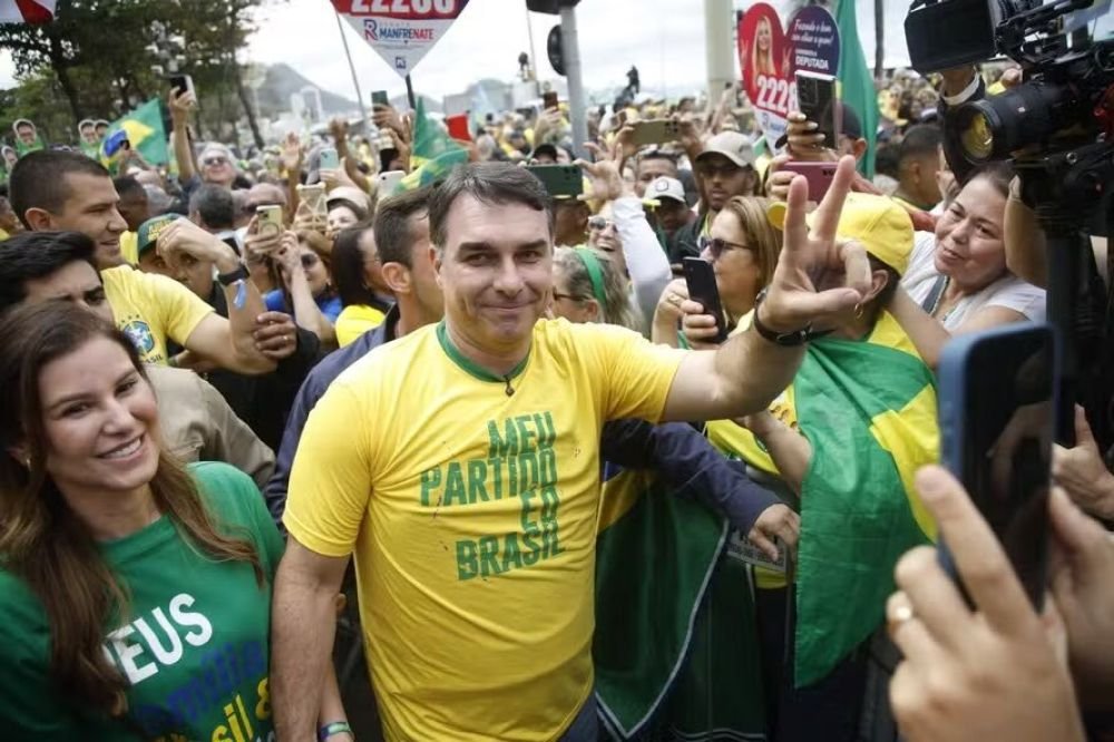 O único instituto que acertou no 1º turno dá vitória folgada de Flávio Bolsonaro