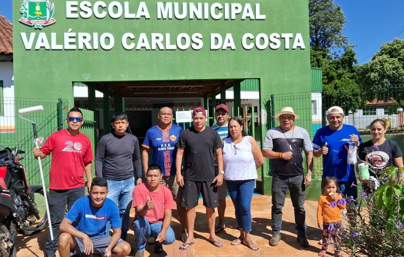Presidente da Câmara, vereador Gringo, mobiliza voluntários da Aldeia para revitalizar escola na área urbana em Sidrolândia