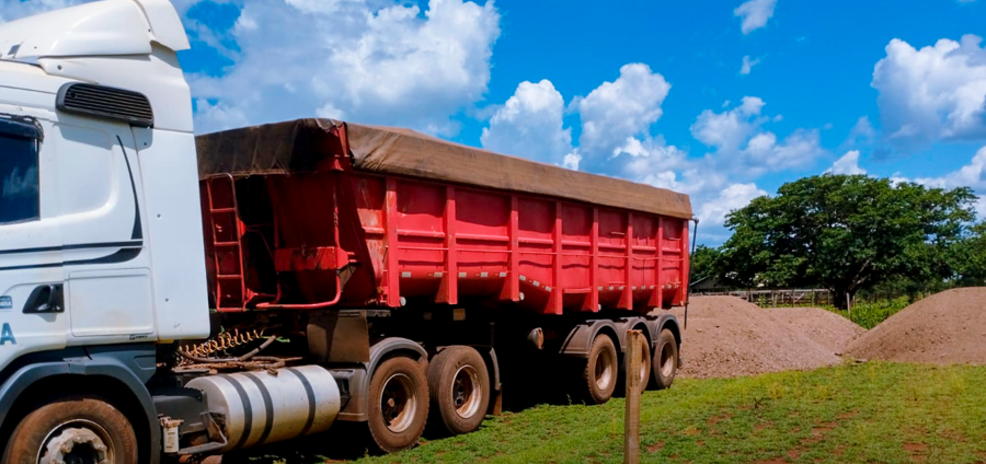 Programa Solo Fértil garante transporte gratuito de calcário a agricultores familiares em Sidrolândia