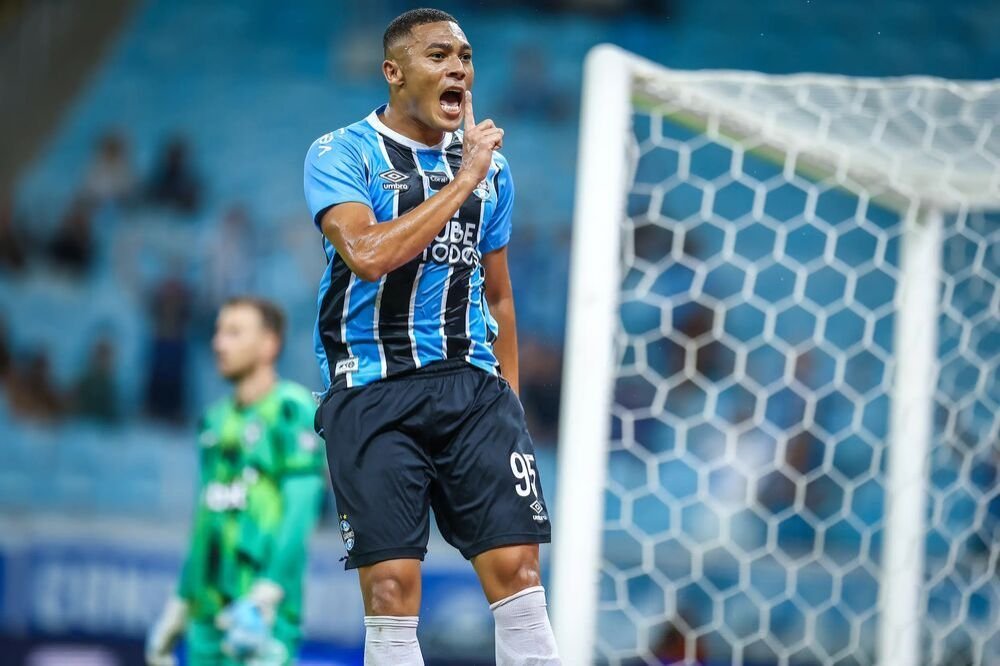 Carlos Vinícius faz três, e Grêmio vira sobre o Botafogo pelo Brasileiro