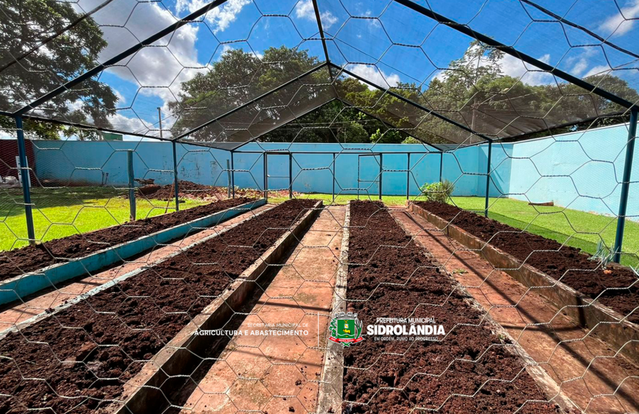 Prefeitura fortalece horta da APAE com doação de adubo e apoio técnico para o preparo do solo.