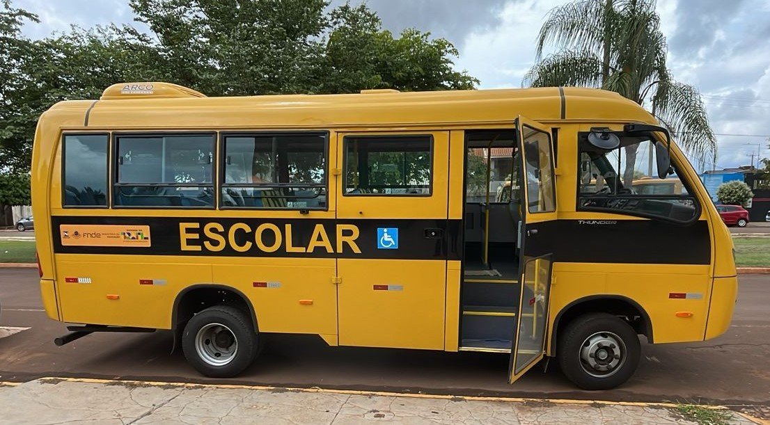 Sidrolândia recebe mais três micro-ônibus e amplia frota do transporte escolar para 86 veículos.