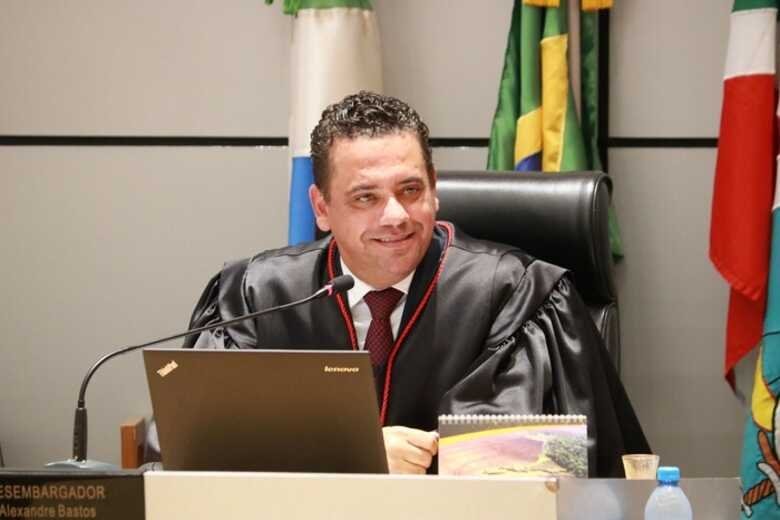 Corrupção na Justiça- PF diz ser “inverossímil” origem de R$ 135 mil na compra de carro de luxo e terreno por Alexandre Bastos.